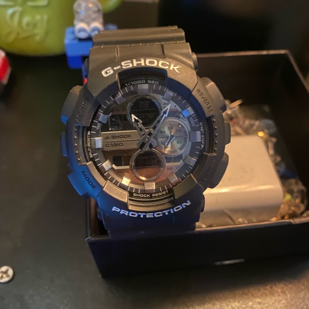 This is an beautiful G shock Matte Black Silver Men’s watch.